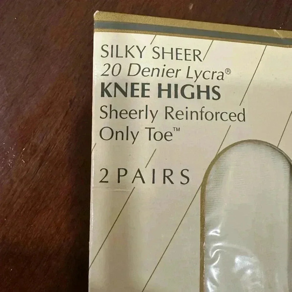 4 pairs Sheer Socks 2 pairs SHEER KNEE HIGHS + 2 pairs no show foot covers - Picture 5 of 6